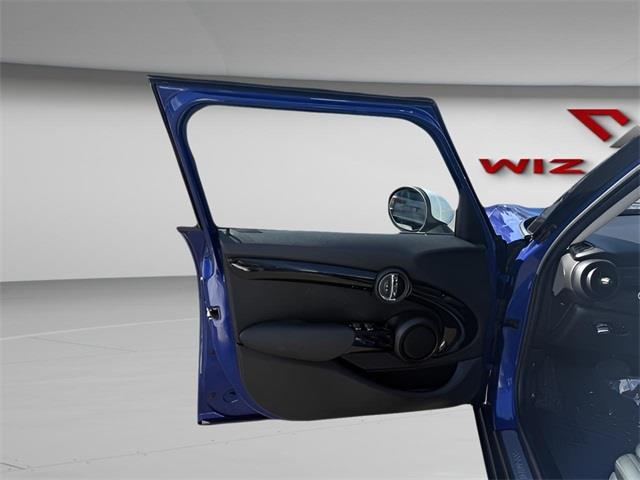 2019 Mini Cooper s Signature, available for sale in Stratford, Connecticut | Wiz Leasing Inc. Stratford, Connecticut 2019 Mini Cooper s Signature, available for sale in Stratford, Connecticut | Wiz Leasing Inc. Stratford, Connecticut