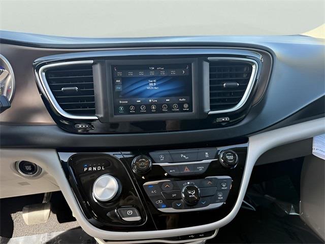 2018 Chrysler Pacifica LX, available for sale in Stratford, Connecticut | Wiz Leasing Inc. Stratford, Connecticut 2018 Chrysler Pacifica LX, available for sale in Stratford, Connecticut | Wiz Leasing Inc. Stratford, Connecticut