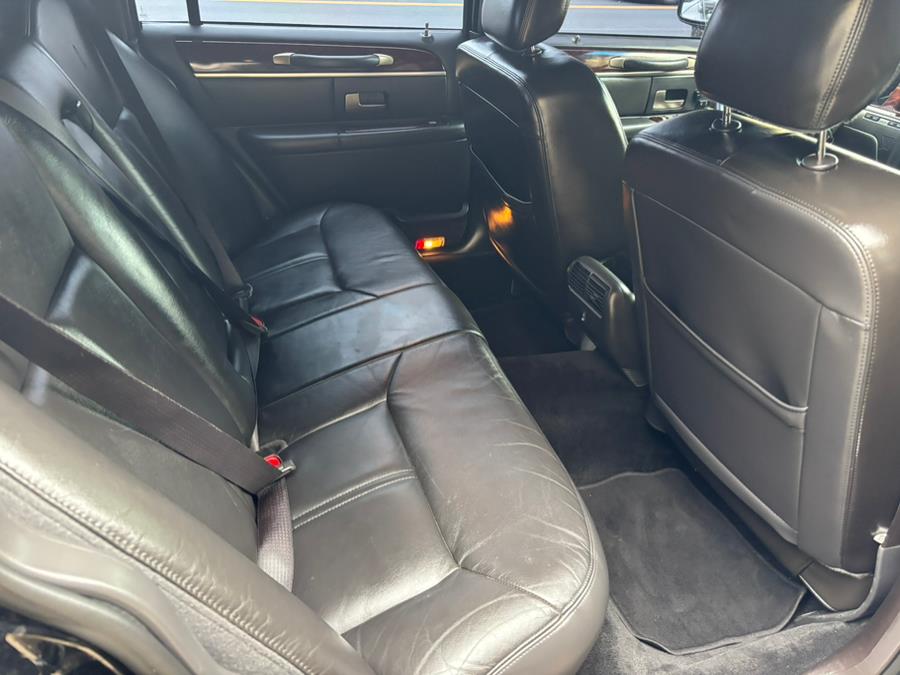 2010 Lincoln Town Car 4dr Sdn Signature Limited, available for sale in New haven, Connecticut | Wilson Maturo Motors. New haven, Connecticut 2010 Lincoln Town Car 4dr Sdn Signature Limited, available for sale in New haven, Connecticut | Wilson Maturo Motors. New haven, Connecticut