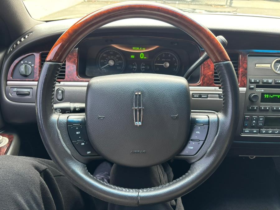 2010 Lincoln Town Car 4dr Sdn Signature Limited, available for sale in New haven, Connecticut | Wilson Maturo Motors. New haven, Connecticut 2010 Lincoln Town Car 4dr Sdn Signature Limited, available for sale in New haven, Connecticut | Wilson Maturo Motors. New haven, Connecticut