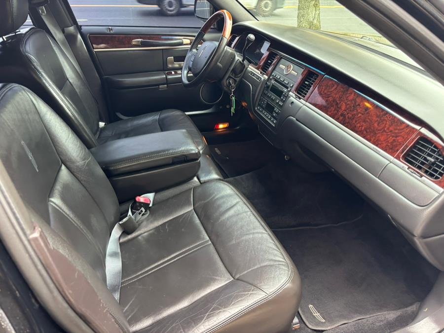 2010 Lincoln Town Car 4dr Sdn Signature Limited, available for sale in New haven, Connecticut | Wilson Maturo Motors. New haven, Connecticut 2010 Lincoln Town Car 4dr Sdn Signature Limited, available for sale in New haven, Connecticut | Wilson Maturo Motors. New haven, Connecticut