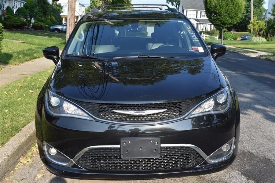 2024 Chrysler Pacifica Touring L photo 2