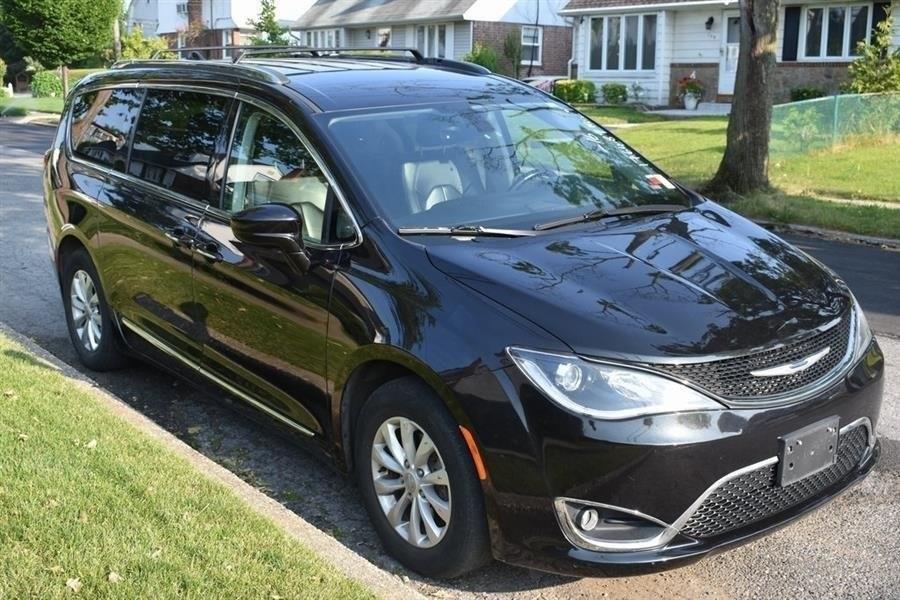 2024 Chrysler Pacifica Touring L photo 3