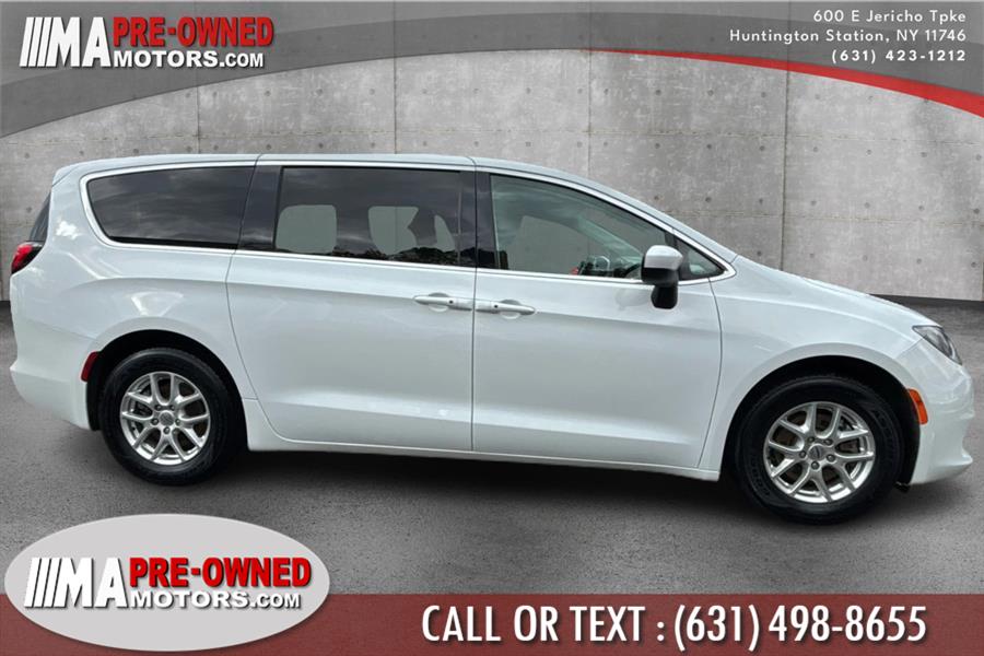 2022 Chrysler Voyager LX photo 3