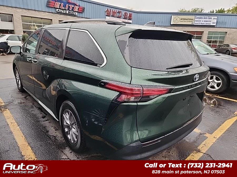2021 Toyota Sienna XLE photo 2