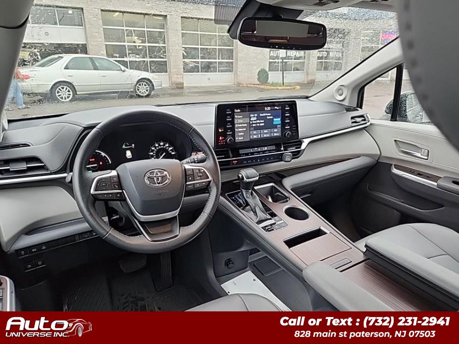 2021 Toyota Sienna XLE photo 3