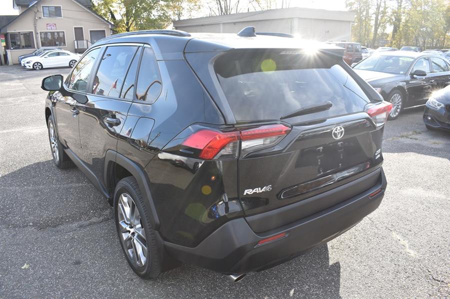 2019 Toyota RAV4 XLE Premium photo 4