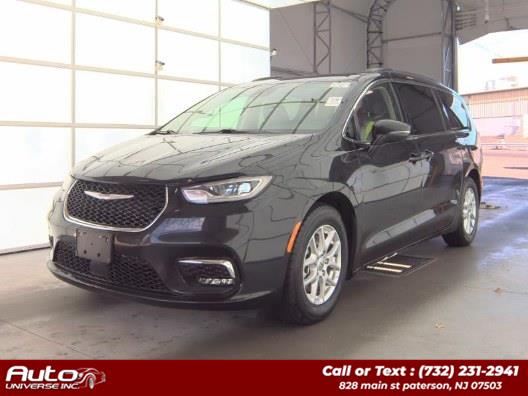 2022 Chrysler Pacifica Touring L's photo