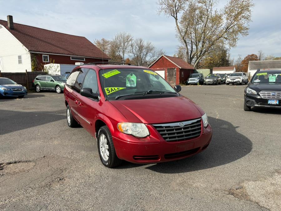 2006 Chrysler Town & Country LWB 4dr Touring, available for sale in East Windsor, Connecticut | CT Car Co LLC. East Windsor, Connecticut