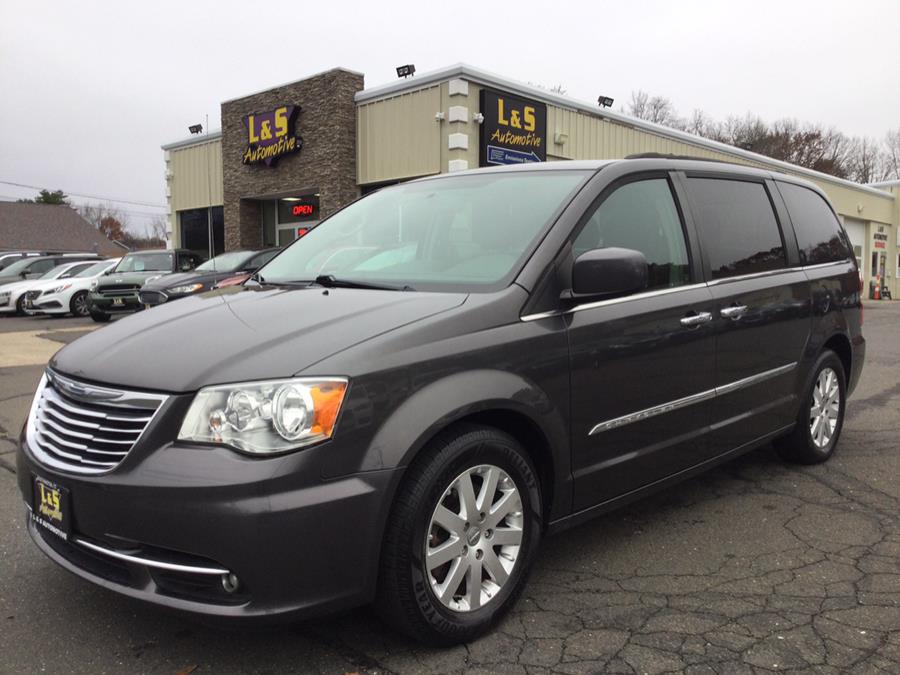 Used 2015 Chrysler Town & Country in Plantsville, Connecticut | L&S Automotive LLC. Plantsville, Connecticut