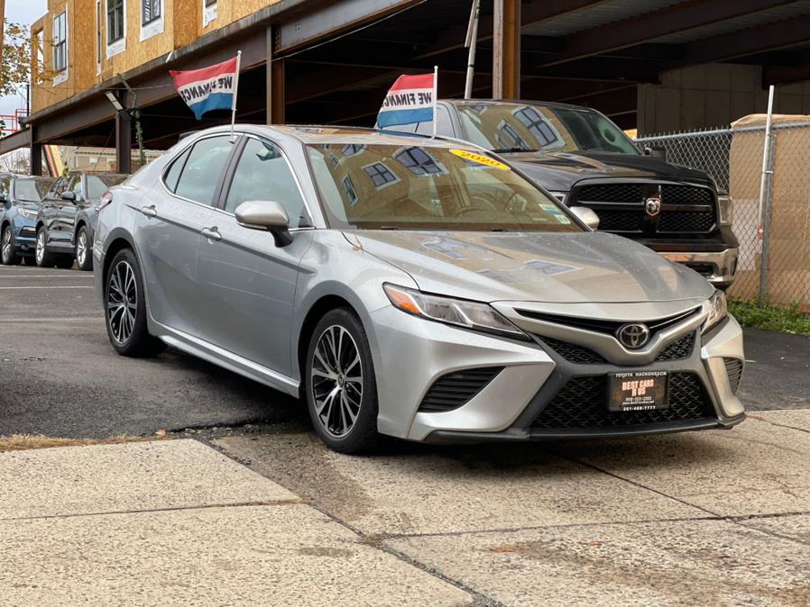 2020 Toyota Camry SE photo 3