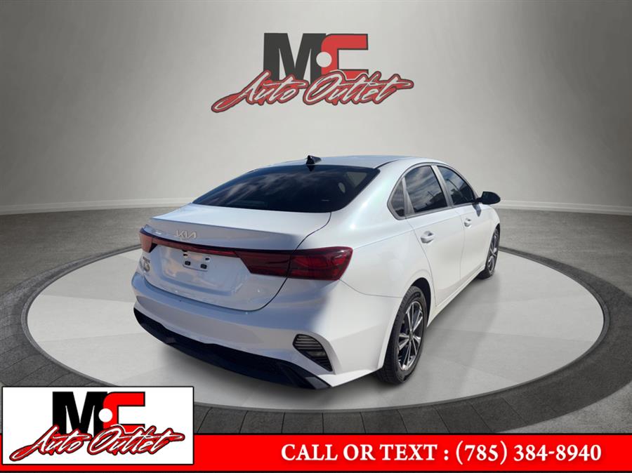 2022 Kia Forte FE LXS photo 3