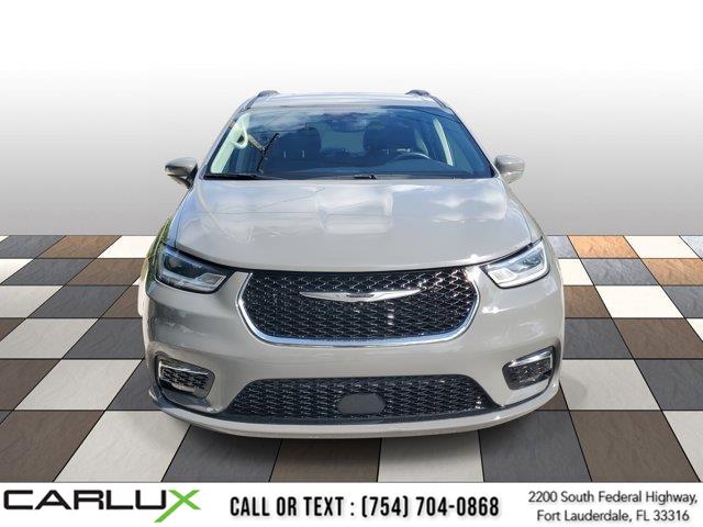 2022 Chrysler Pacifica Touring L photo 2