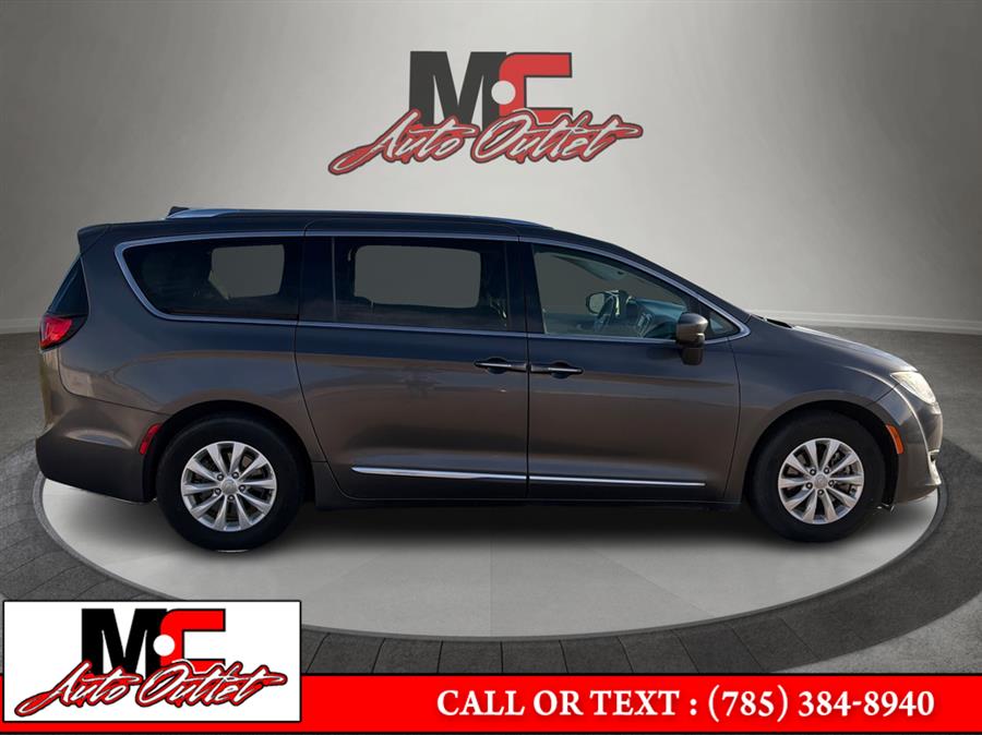 2019 Chrysler Pacifica Touring L photo 2