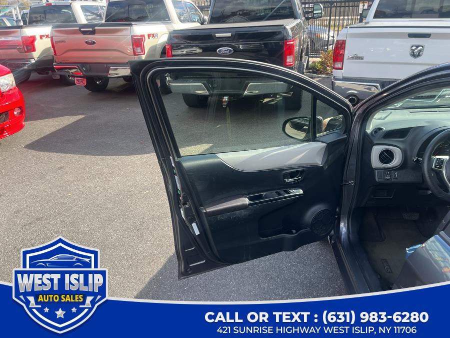 2014 Toyota Yaris LE photo 4