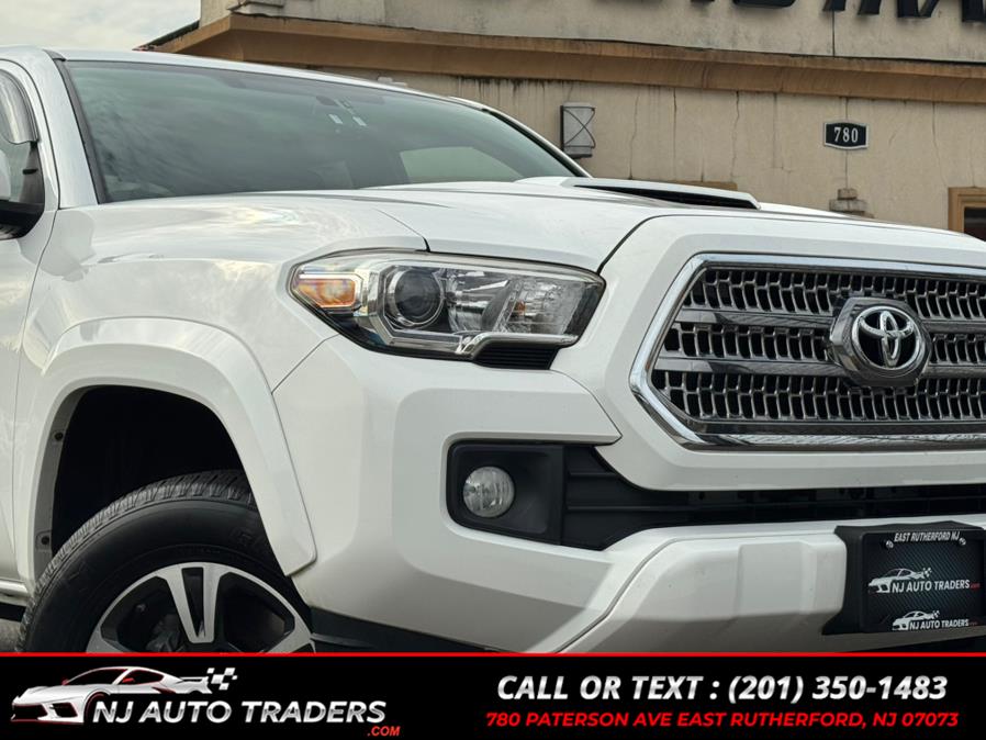 2016 Toyota Tacoma TRD Sport photo 2