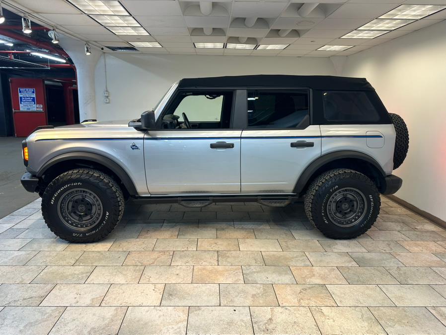 2022 Ford Bronco Black Diamond photo 2