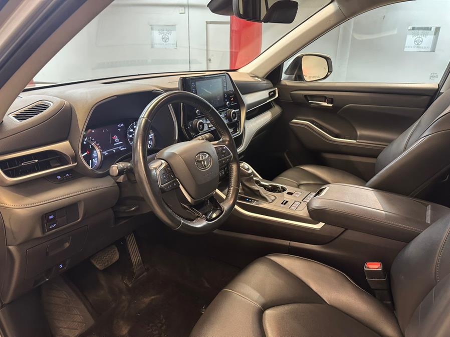 2021 Toyota Highlander XLE photo 4