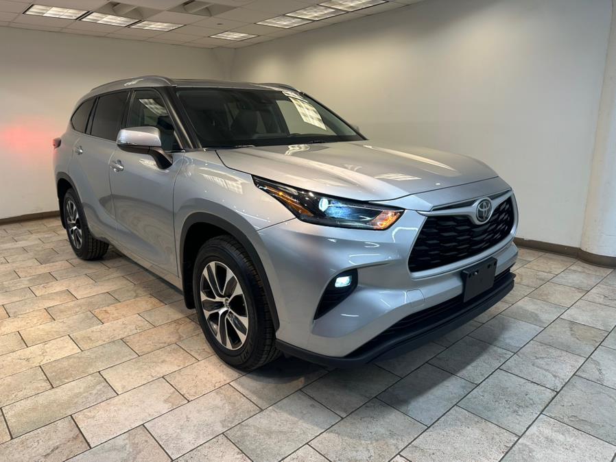 2021 Toyota Highlander XLE photo 2
