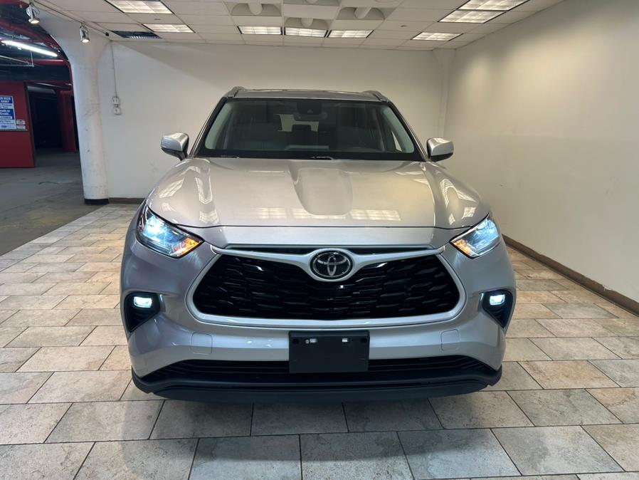 2021 Toyota Highlander XLE photo 3