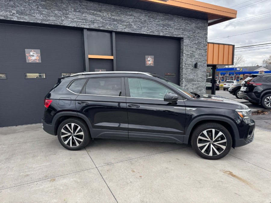 2023 Volkswagen Taos SE photo 3