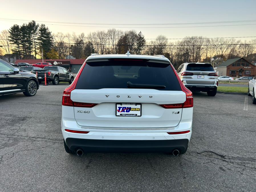 2020 Volvo XC60 Momentum photo 3