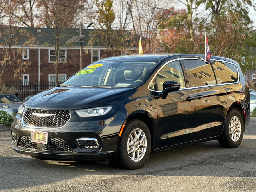 2024 Chrysler Pacifica Touring L's photo