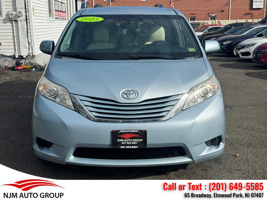 2015 Toyota Sienna LE photo 3