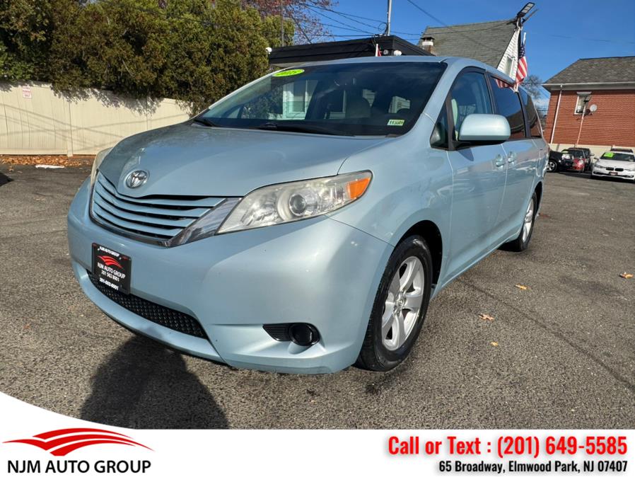 2015 Toyota Sienna LE photo 4