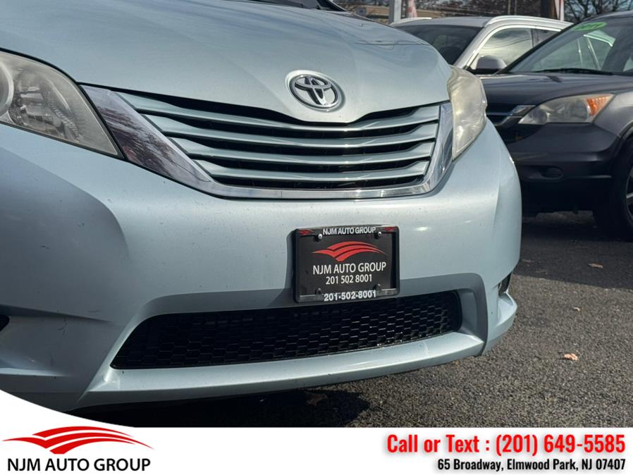 2015 Toyota Sienna LE photo 2