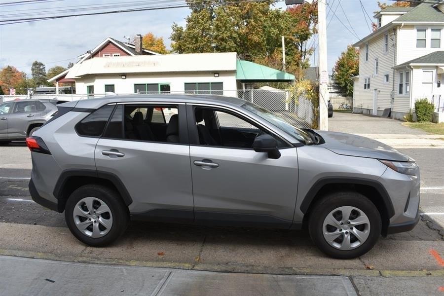 2025 Toyota RAV4 LE photo 4