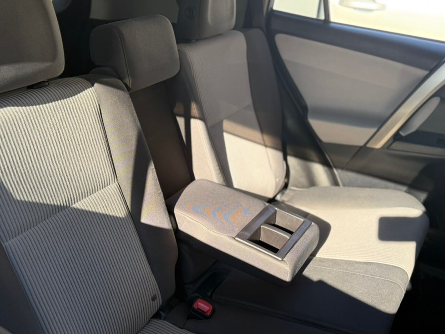 2014 Toyota RAV4 LE photo 3