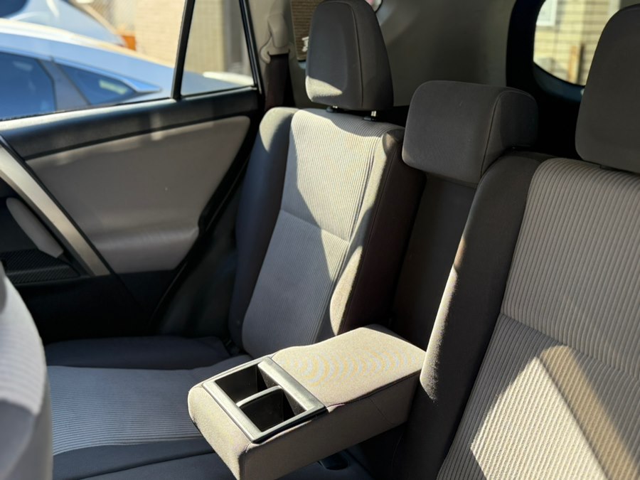 2014 Toyota RAV4 LE photo 2