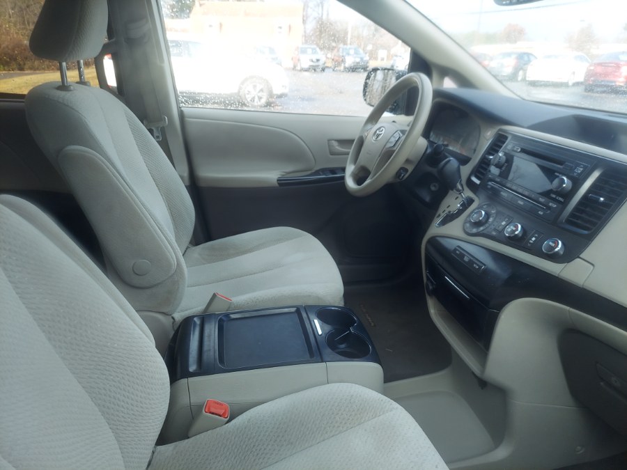 2011 Toyota Sienna LE photo 2