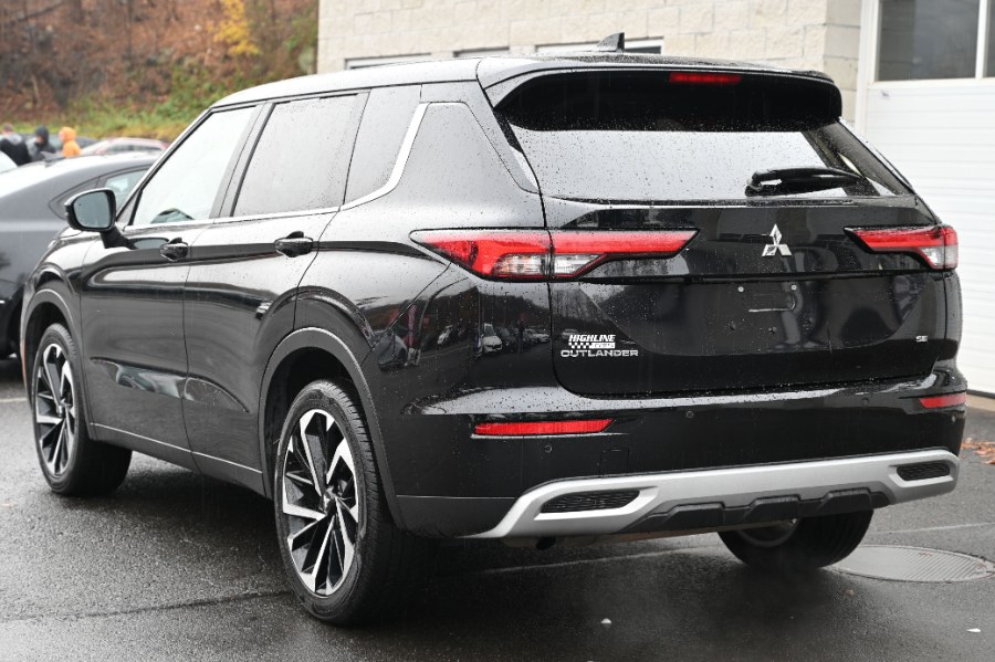 2024 Mitsubishi Outlander SE Black Edition photo 2