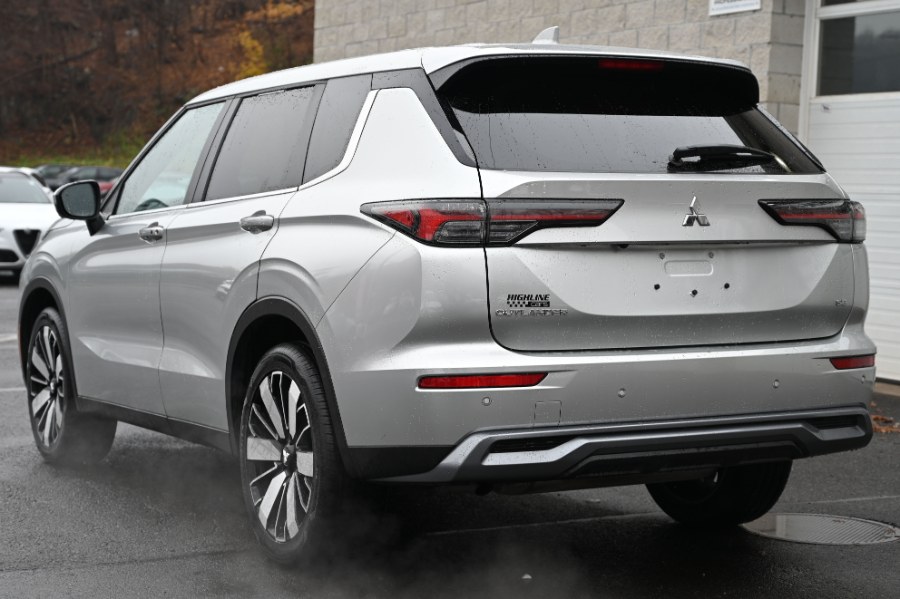 2025 Mitsubishi Outlander SE photo 4