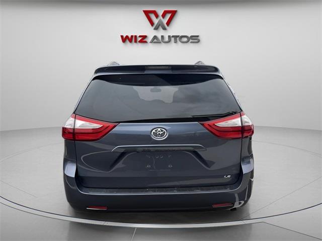 2015 Toyota Sienna LE photo 4