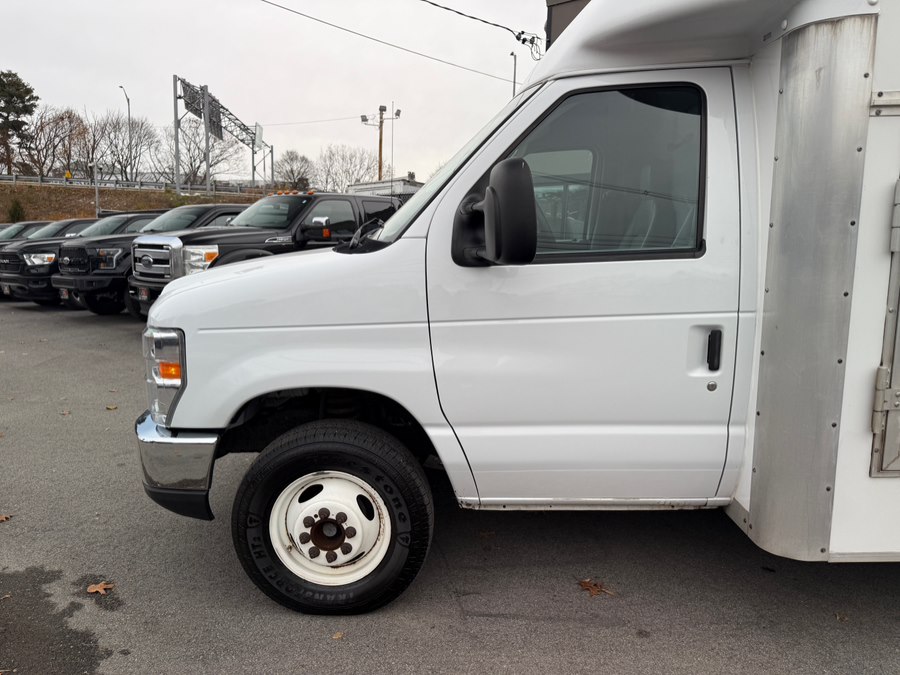 2016 Ford E-350 photo 2