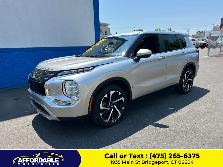 2023 Mitsubishi Outlander SE's photo