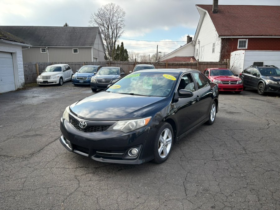 2012 Toyota Camry SE photo 2