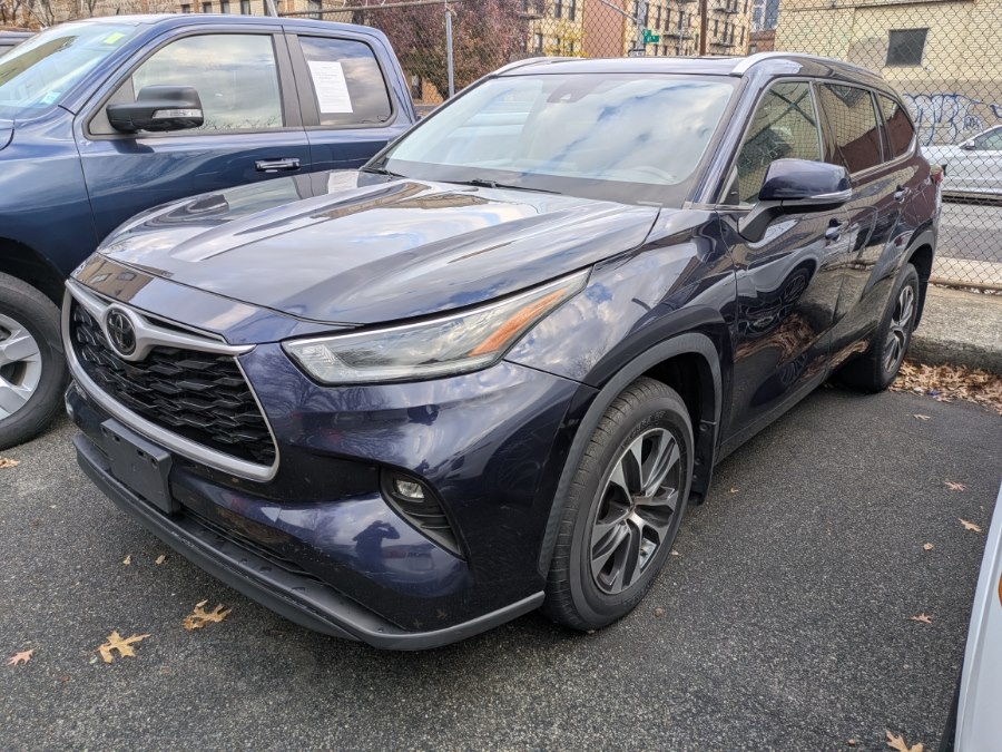 Used 2021 Toyota Highlander in Long Island City, New York | Luxury Of Queens. Long Island City, New York