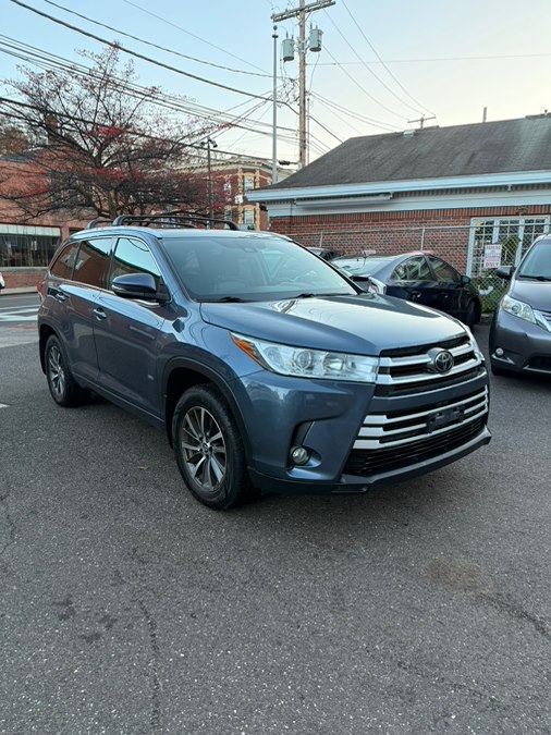 Used 2017 Toyota Highlander in Shelton, Connecticut | Center Motorsports LLC. Shelton, Connecticut