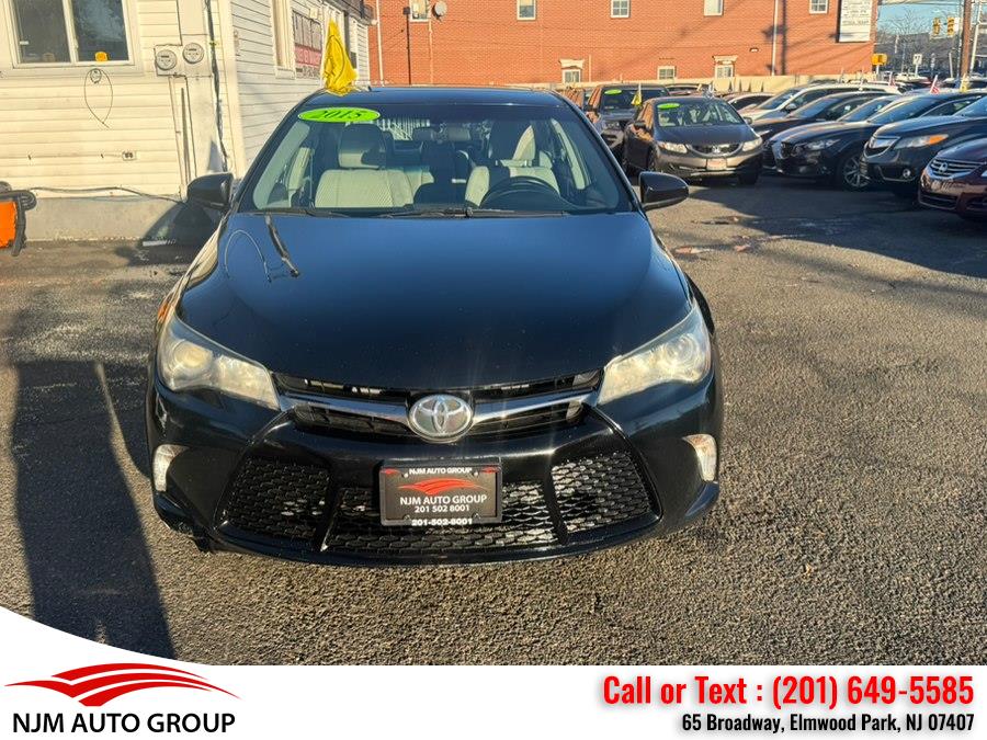 2015 Toyota Camry SE photo 2