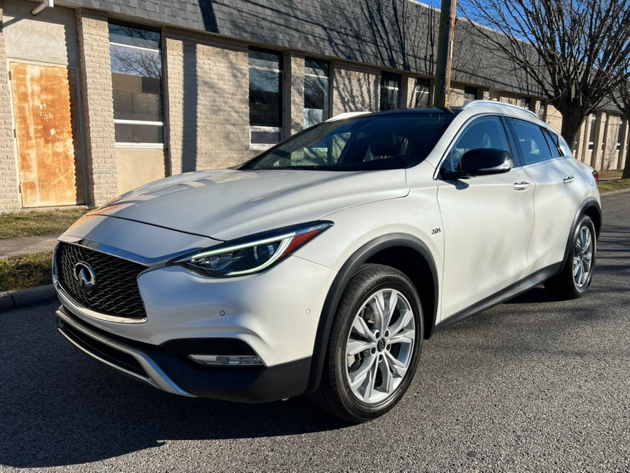 2017 INFINITI QX30 Premium's photo