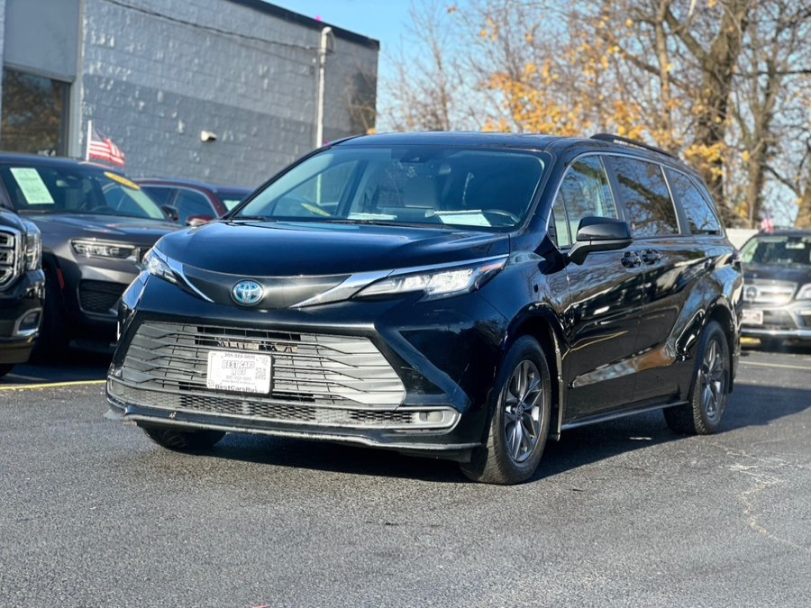 2023 Toyota Sienna LE's photo