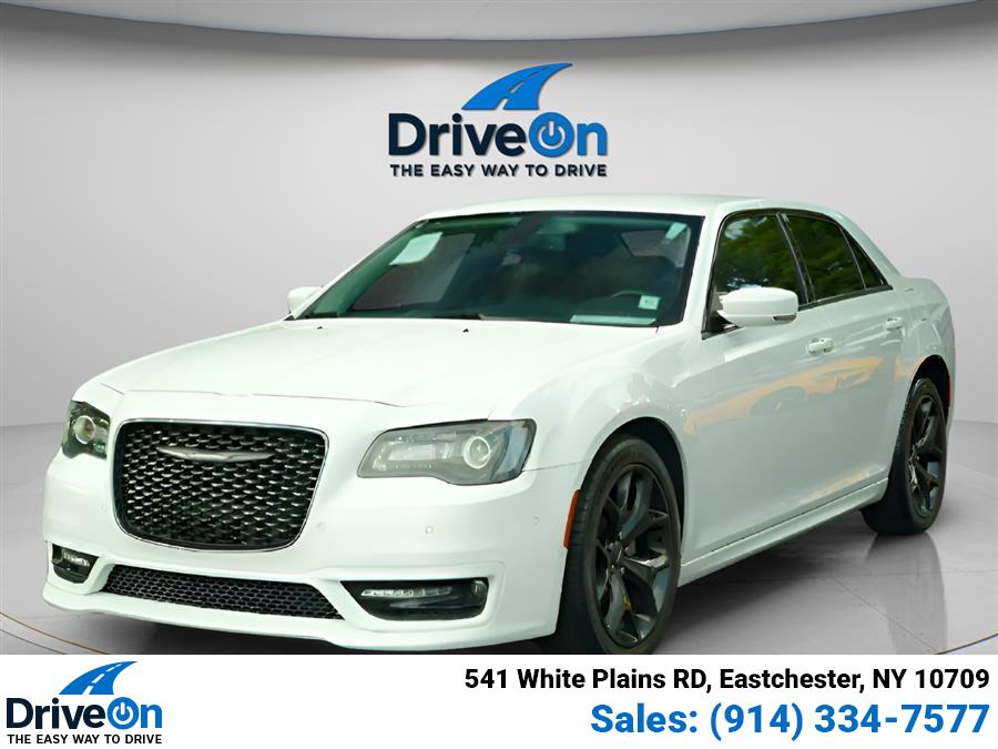 2021 Chrysler 300 Touring's photo