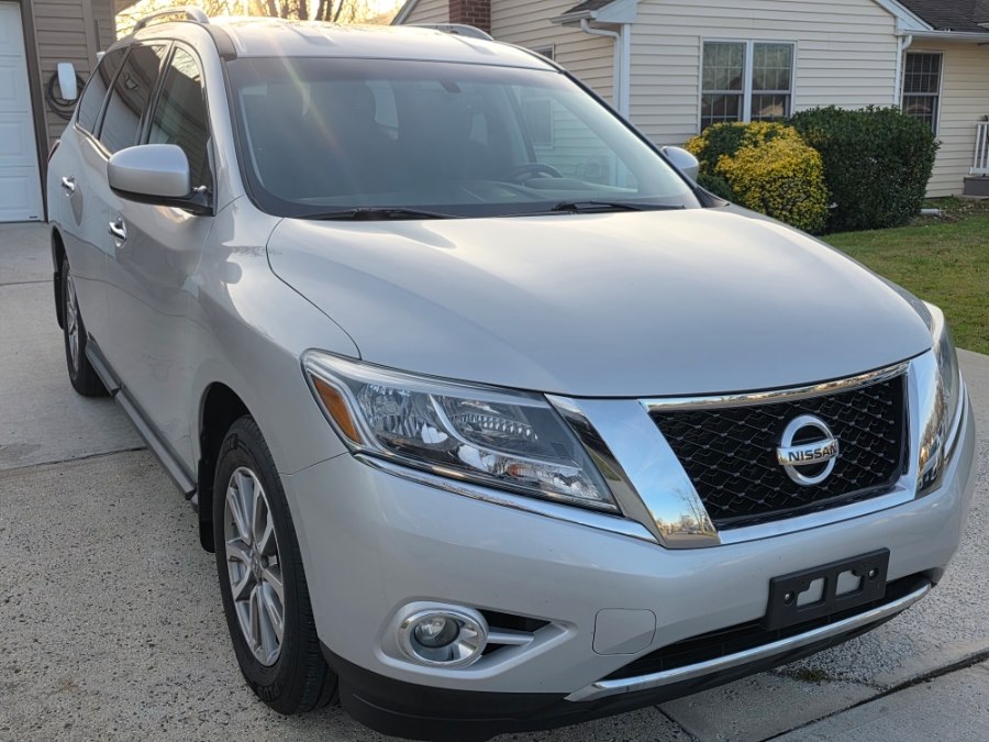 2015 Nissan Pathfinder SV's photo