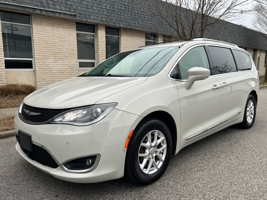 2020 Chrysler Pacifica Touring L's photo
