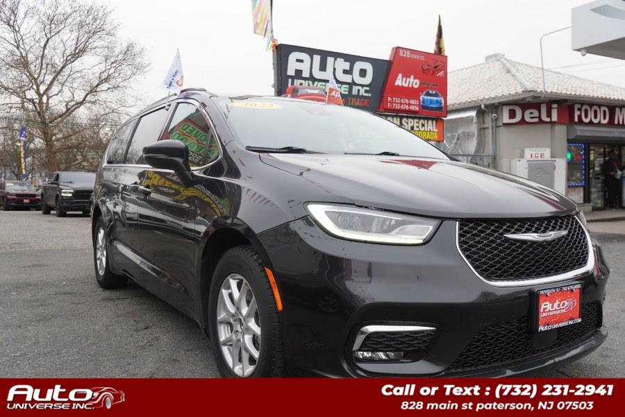 2022 Chrysler Pacifica Touring L's photo