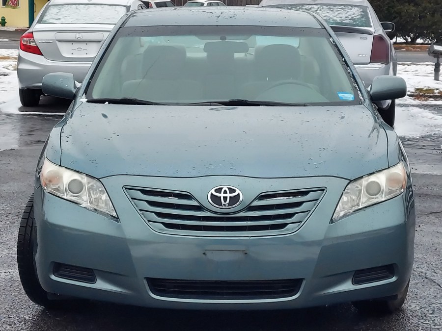 2009 Toyota Camry LE photo 2